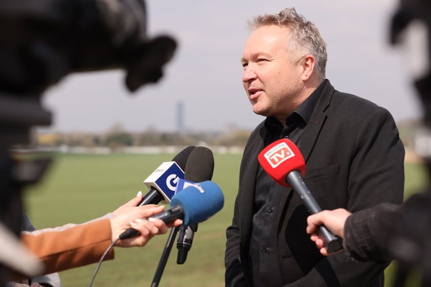 Konferencja prasowa z podpisania umowy na budowę trasy autobusowej na Jagodno.