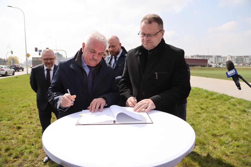 Konferencja prasowa z podpisania umowy na budowę trasy autobusowej na Jagodno.