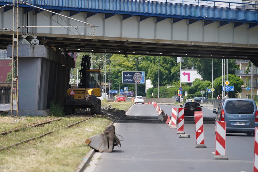 Remont torowiska na ul. Legnickiej. Prace ruszyły 18 czerwca