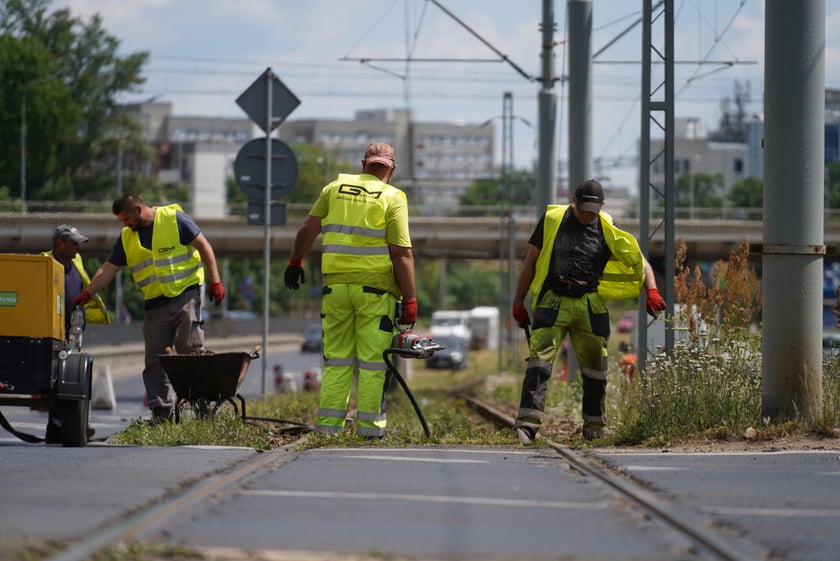 Remont torowiska na ul. Legnickiej. Prace ruszyły 18 czerwca