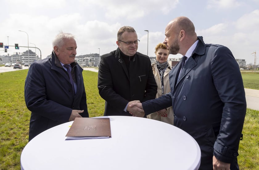 Podpisanie umowy na budowę trasy komunikacji zbiorowej na Jagodno, kwiecień 2023