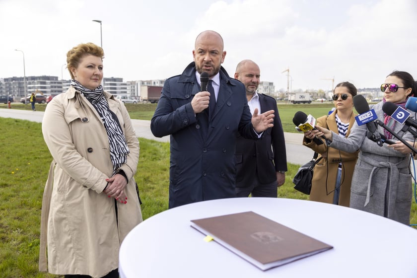 Podpisanie umowy na budowę trasy komunikacji zbiorowej na Jagodno, kwiecień 2023
