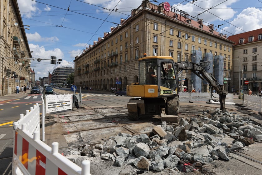 Remont torów na skrzyżowaniu ulic Piłsudskiego i Świdnickiej we Wrocławiu, 29 lipca 2023