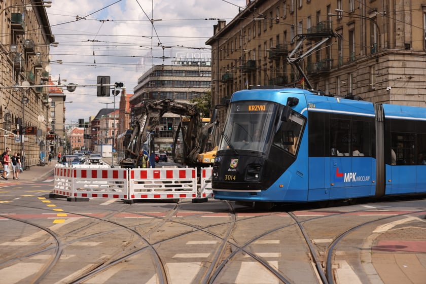 Remont torów na skrzyżowaniu ulic Piłsudskiego i Świdnickiej we Wrocławiu, 29 lipca 2023