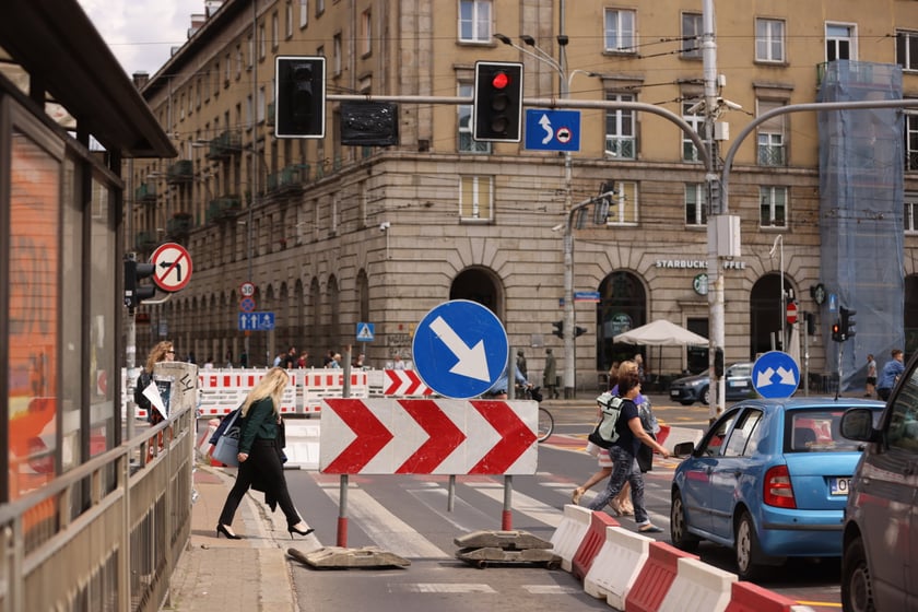 Remont torów na skrzyżowaniu ulic Piłsudskiego i Świdnickiej we Wrocławiu, 29 lipca 2023