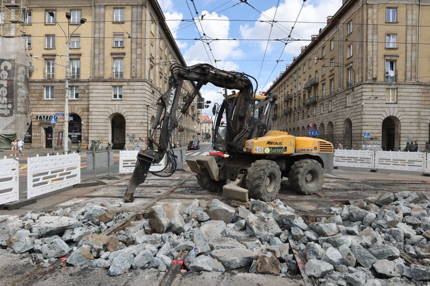 Remont torów na skrzyżowaniu ulic Piłsudskiego i Świdnickiej we Wrocławiu, 29 lipca 2023
