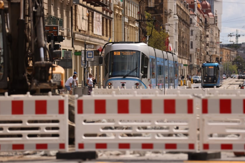 Remont torów na skrzyżowaniu ulic Piłsudskiego i Świdnickiej we Wrocławiu, 29 lipca 2023