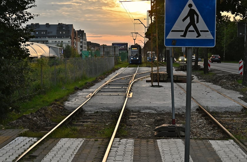 Remont torów na przejeździe przez ul. Kamiennogórską, na wysokości przystanku Kamiennogórska (ośrodek dla niewidomych).
