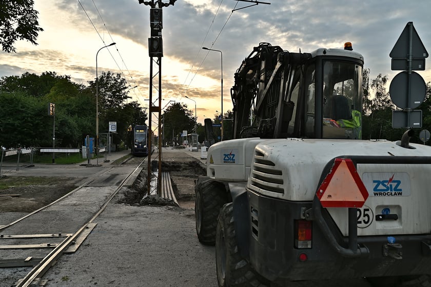 Remont torów na przejeździe przez ul. Kamiennogórską, na wysokości przystanku Kamiennogórska (ośrodek dla niewidomych).