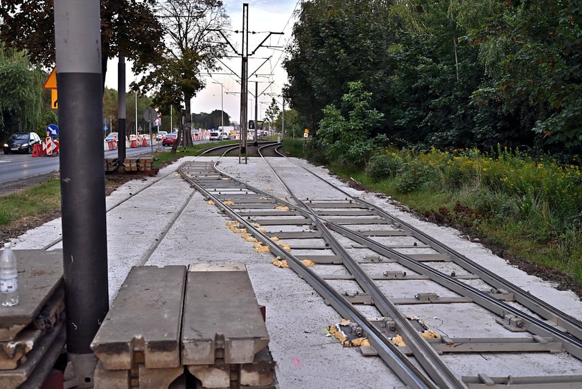 Remont torów na przejeździe przez ul. Kamiennogórską, na wysokości przystanku Kamiennogórska (ośrodek dla niewidomych).