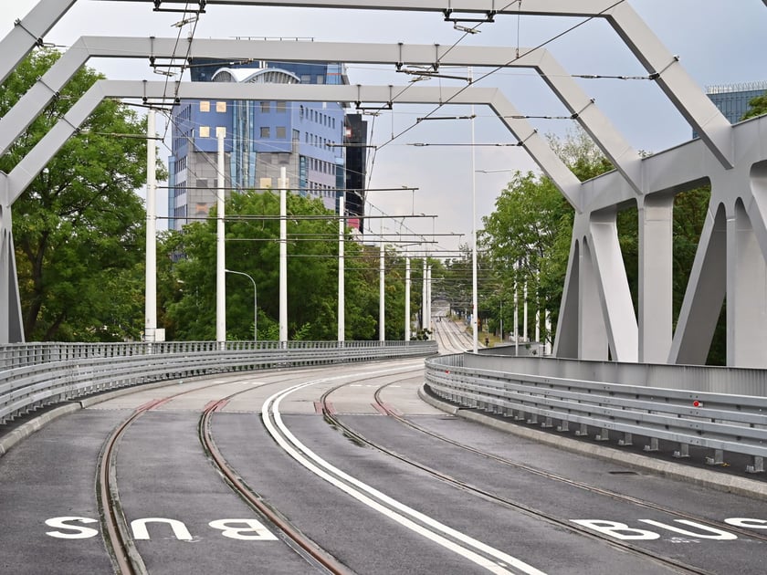 183 metry
łączna długość dw&oacute;ch wiadukt&oacute;w
_____________
361
słup&oacute;w trakcyjnych
_____________
386 mln zł
koszt inwestycji