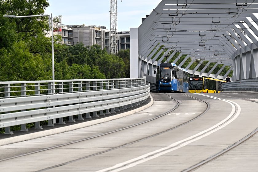 Pierwszy dzień regularnych kursów tramwajów na Nowy Dwór.