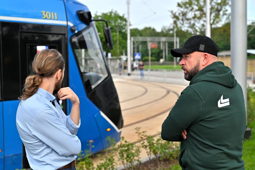 Jednym z porannych pasażer&oacute;w był Jacek Sutryk. Prezydent był ciekawy wrażeń motorniczych.&nbsp;