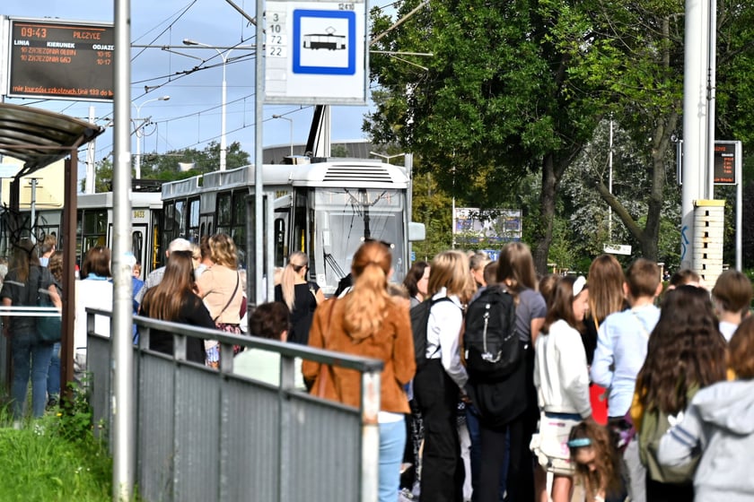 Pierwszy dzień roboczy z tramwajami na Nowy Dwór i dużymi zmianami w trasach autobusów i tramwajów.