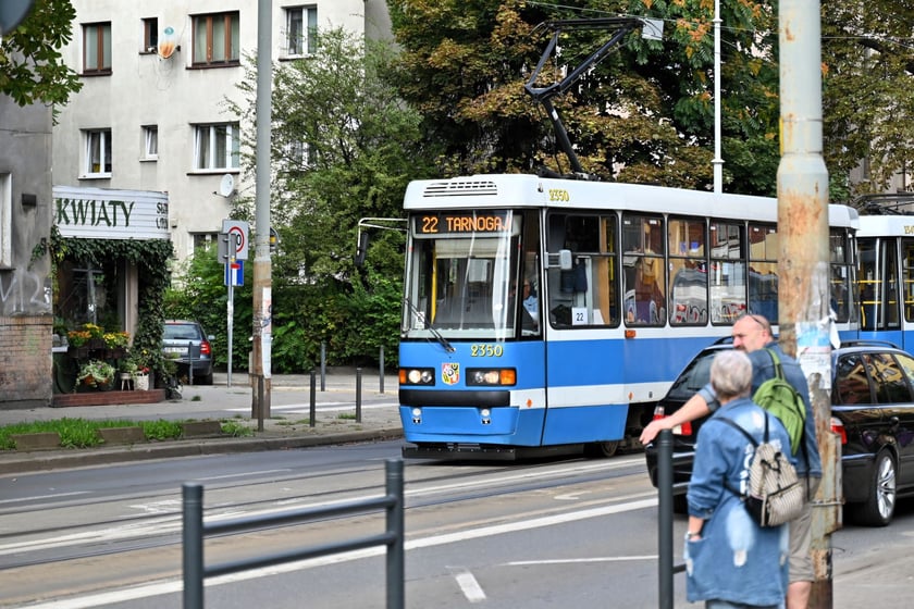 Pierwszy dzień roboczy z tramwajami na Nowy Dwór i dużymi zmianami w trasach autobusów i tramwajów.
