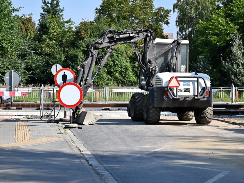 Remont przejazdu przez torowisko na wysokości przystanku Kamiennogórska (ośrodek dla niewidomych).