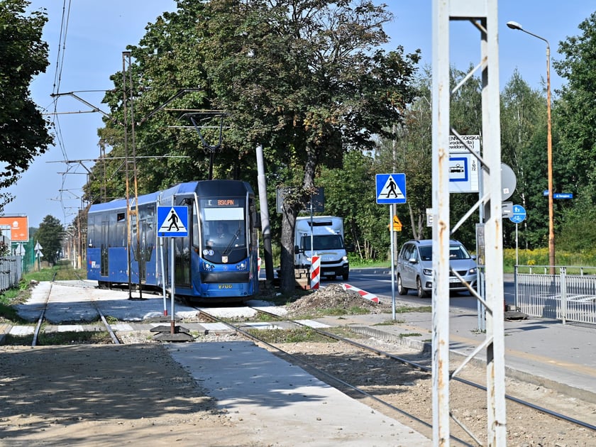 Remont przejazdu przez torowisko na wysokości przystanku Kamiennogórska (ośrodek dla niewidomych).