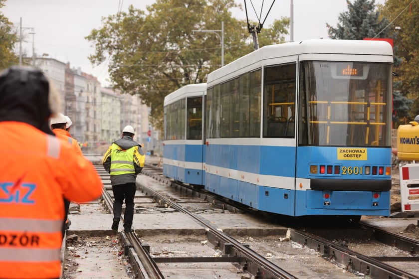 Próbne przejazdy tramwajów przez plac Staszica.