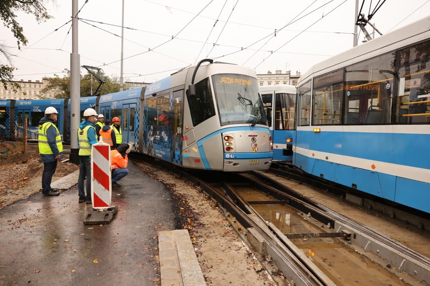 Próbne przejazdy tramwajów przez plac Staszica.