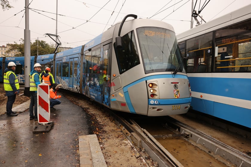 Próbne przejazdy tramwajów przez plac Staszica.