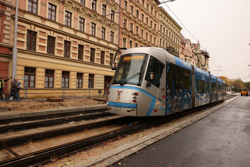 Próbne przejazdy tramwajów przez plac Staszica.