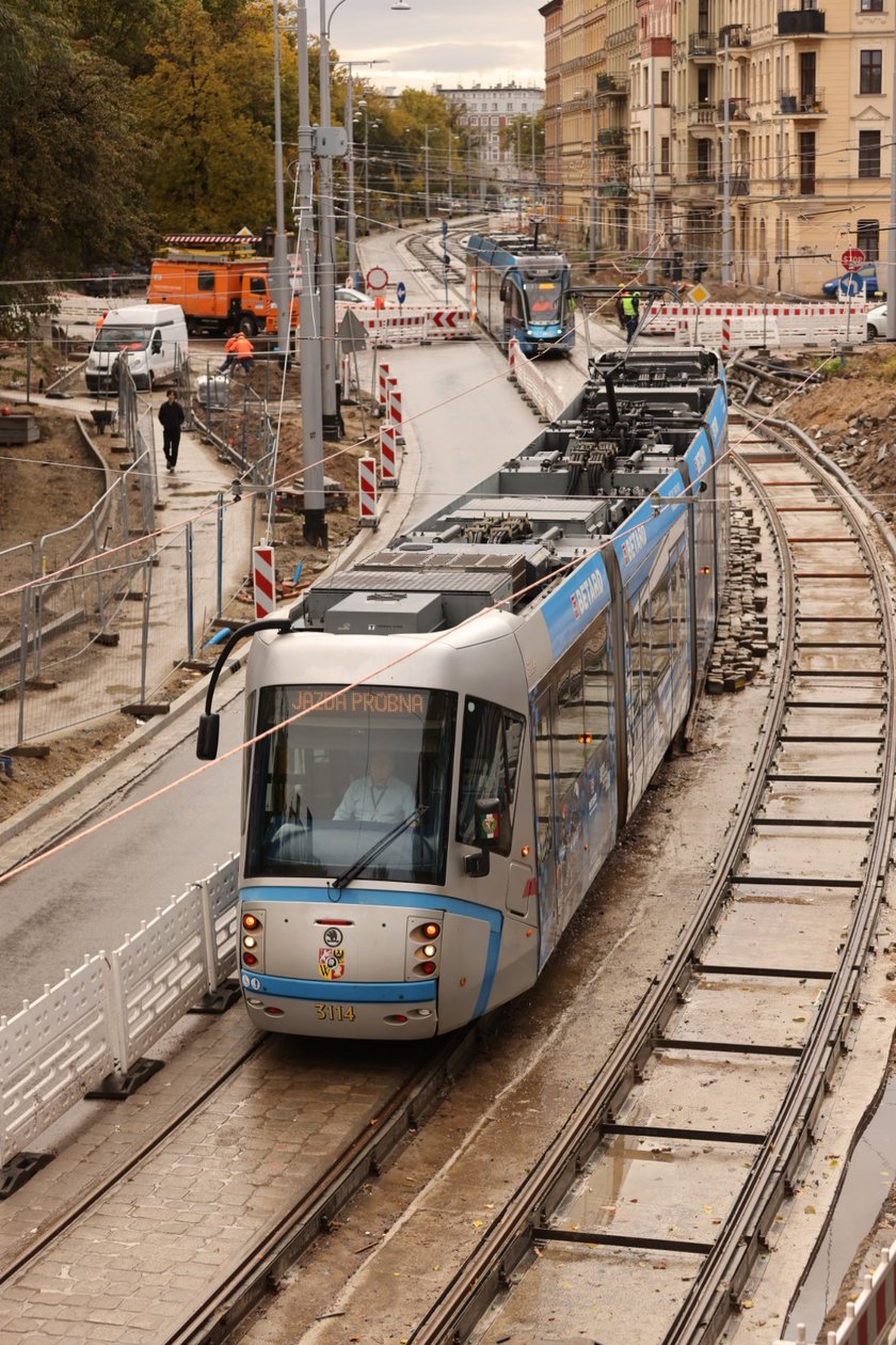 Próbne przejazdy tramwajów przez plac Staszica.