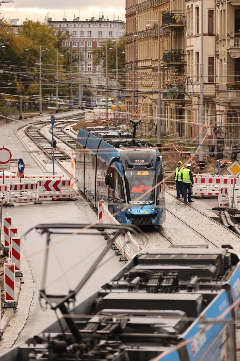 Próbne przejazdy tramwajów przez plac Staszica.
