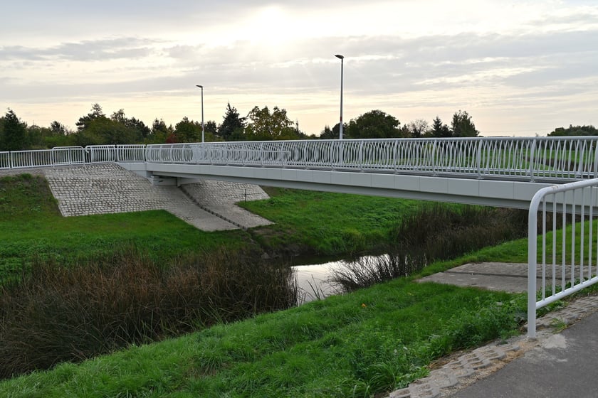 Kładka nad Ślęzą łącząca Muchobór Mały z Muchoborem Wielkim.