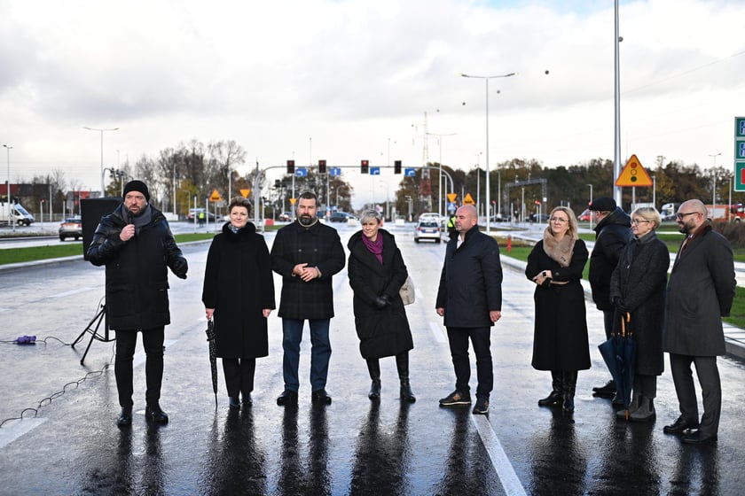 Konferencja prasowa, podczas której prezydent Jacek Sutryk opowiadał o otwieranej trasie.