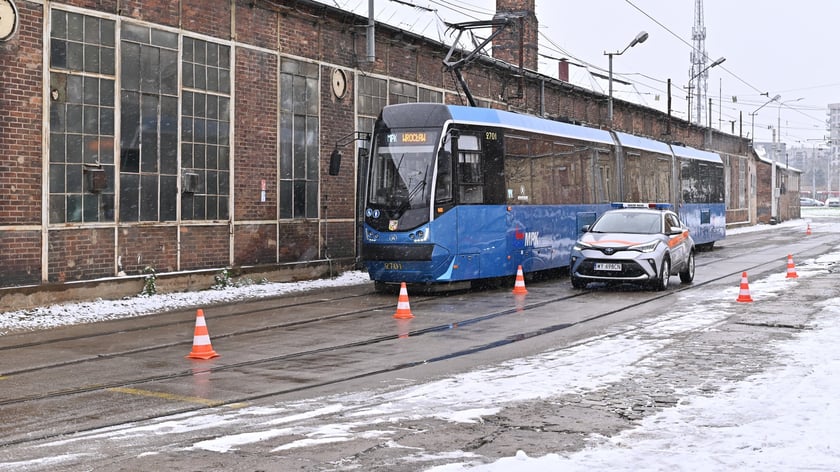 Pokaz hamowania na Zajezdni Tramwajowej Ołbin. Pojazdy jechały z tą samą prędkością i zaczęły hamować w tym samym momencie. Tramwaj zatrzymał się 8 metrów dalej niż samochód.
