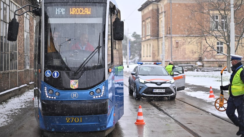 Pokaz hamowania na Zajezdni Tramwajowej Ołbin. Pojazdy jechały z tą samą prędkością i zaczęły hamować w tym samym momencie. Tramwaj zatrzymał się 8 metrów dalej niż samochód.