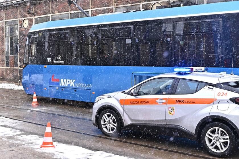 Pokaz hamowania na Zajezdni Tramwajowej Ołbin. Pojazdy jechały z tą samą prędkością i zaczęły hamować w tym samym momencie. Tramwaj zatrzymał się 8 metrów dalej niż samochód.