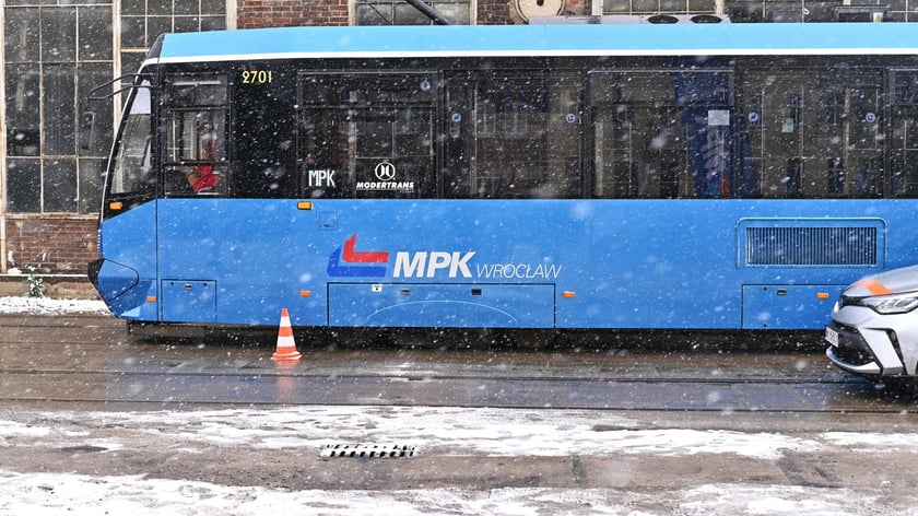 Pokaz hamowania na Zajezdni Tramwajowej Ołbin. Pojazdy jechały z tą samą prędkością i zaczęły hamować w tym samym momencie. Tramwaj zatrzymał się 8 metrów dalej niż samochód.