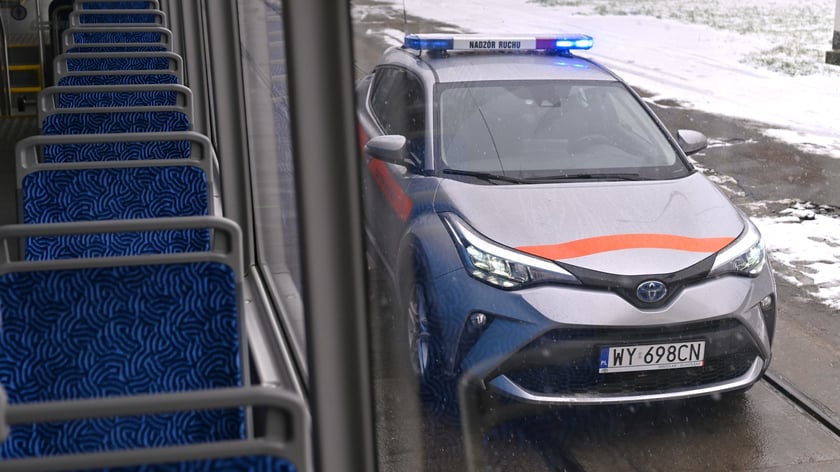 Pokaz hamowania na Zajezdni Tramwajowej Ołbin. Pojazdy jechały z tą samą prędkością i zaczęły hamować w tym samym momencie. Tramwaj zatrzymał się 8 metrów dalej niż samochód.