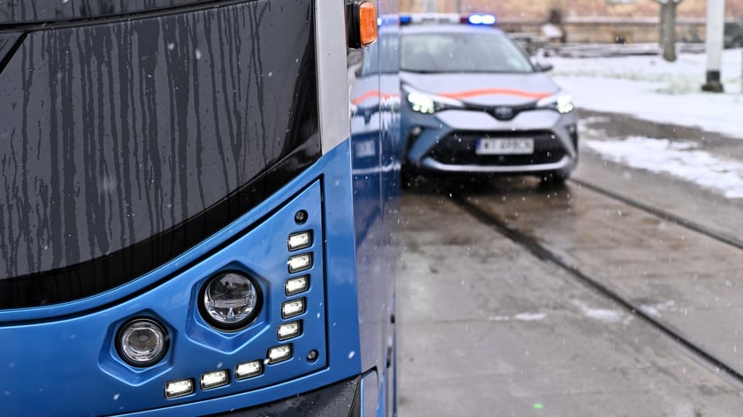 Pokaz hamowania na Zajezdni Tramwajowej Ołbin. Pojazdy jechały z tą samą prędkością i zaczęły hamować w tym samym momencie. Tramwaj zatrzymał się 8 metrów dalej niż samochód.