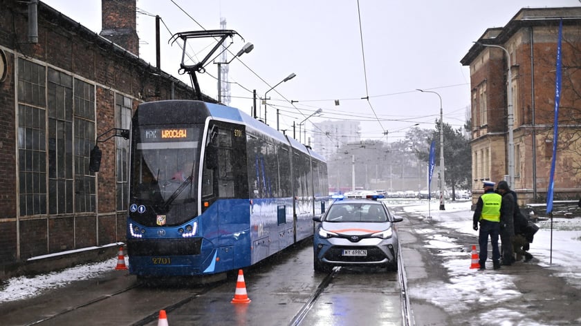 Pokaz hamowania na Zajezdni Tramwajowej Ołbin. Pojazdy jechały z tą samą prędkością i zaczęły hamować w tym samym momencie. Tramwaj zatrzymał się 8 metrów dalej niż samochód.