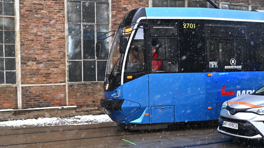 Pokaz hamowania na Zajezdni Tramwajowej Ołbin. Pojazdy jechały z tą samą prędkością i zaczęły hamować w tym samym momencie. Tramwaj zatrzymał się 8 metrów dalej niż samochód.