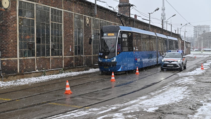 Pokaz hamowania na Zajezdni Tramwajowej Ołbin. Pojazdy jechały z tą samą prędkością i zaczęły hamować w tym samym momencie. Tramwaj zatrzymał się 8 metrów dalej niż samochód.