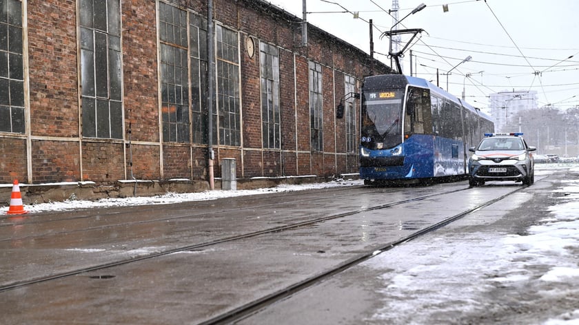 Pokaz hamowania na Zajezdni Tramwajowej Ołbin. Pojazdy jechały z tą samą prędkością i zaczęły hamować w tym samym momencie. Tramwaj zatrzymał się 8 metrów dalej niż samochód.