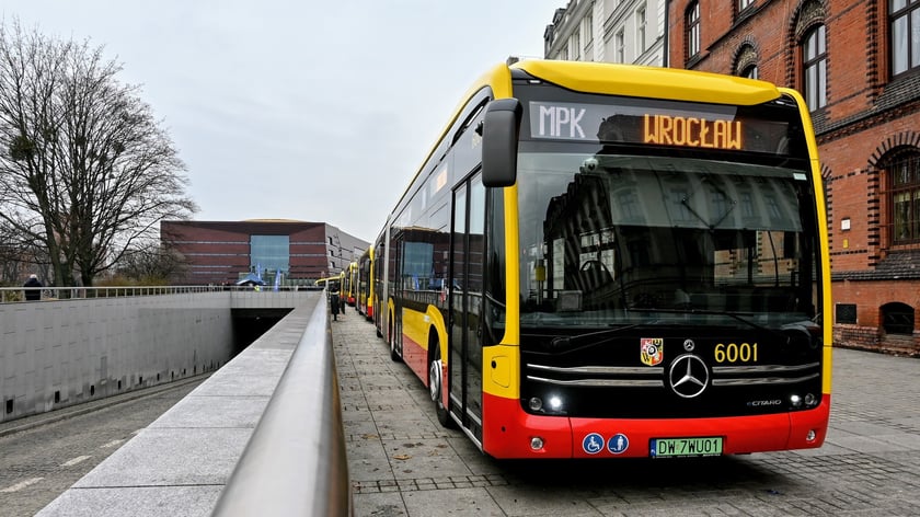 MPK Wrocław zaprezentowało wszystkie swoje elektryczne autobusy na placu Wolności.
