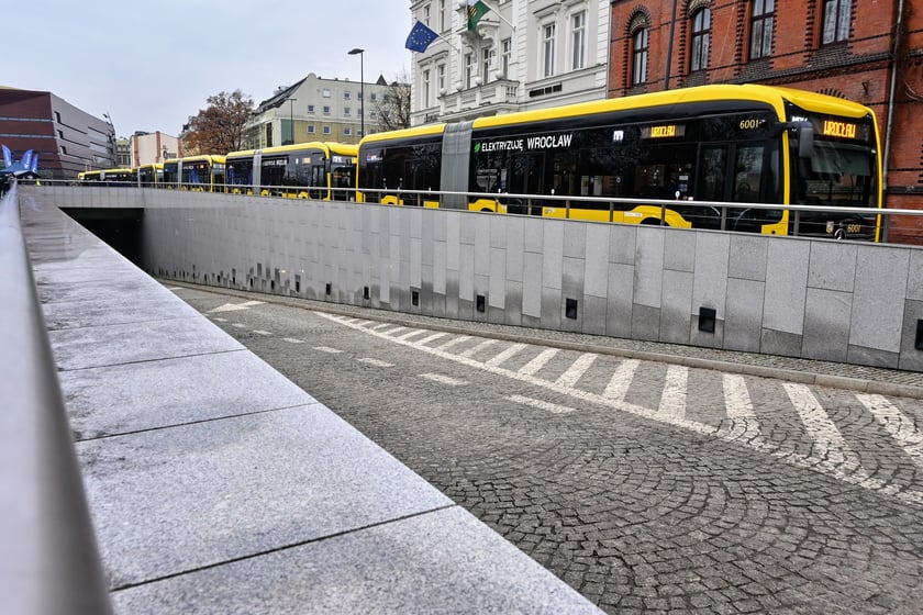 MPK Wrocław zaprezentowało wszystkie swoje elektryczne autobusy na placu Wolności.