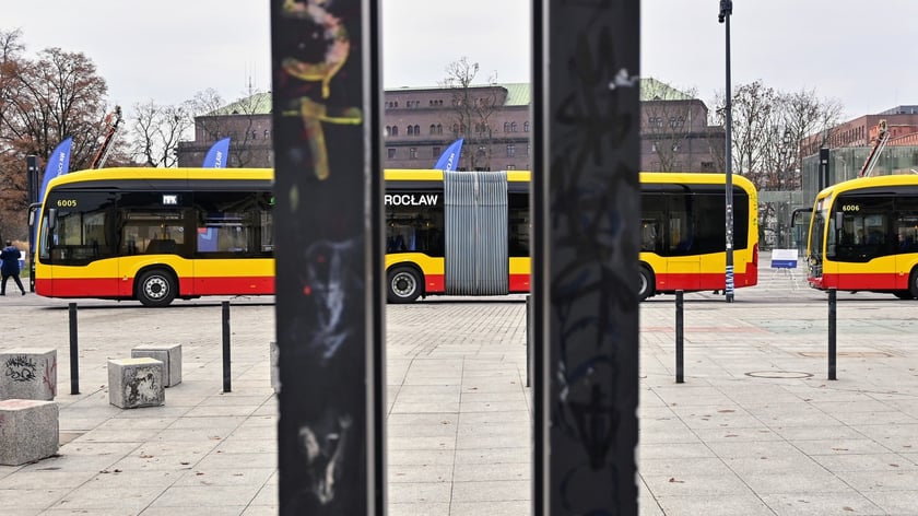 MPK Wrocław zaprezentowało wszystkie swoje elektryczne autobusy na placu Wolności.