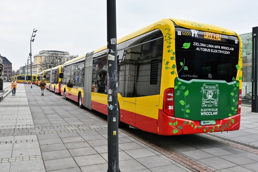 MPK Wrocław zaprezentowało wszystkie swoje elektryczne autobusy na placu Wolności.
