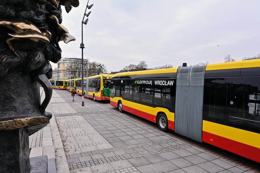 MPK Wrocław zaprezentowało wszystkie swoje elektryczne autobusy na placu Wolności.