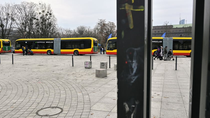 MPK Wrocław zaprezentowało wszystkie swoje elektryczne autobusy na placu Wolności.