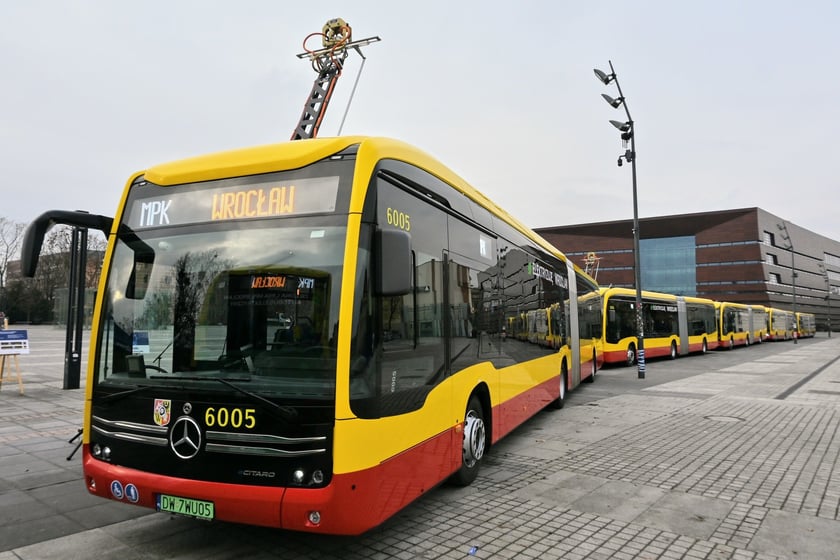 MPK Wrocław zaprezentowało wszystkie swoje elektryczne autobusy na placu Wolności.