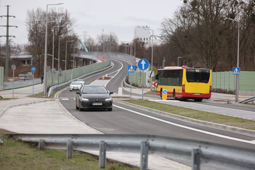 Samochody, rowerzyści i piesi na AWW - pierwszy dzień po otwarciu Alei Wielkiej Wyspy