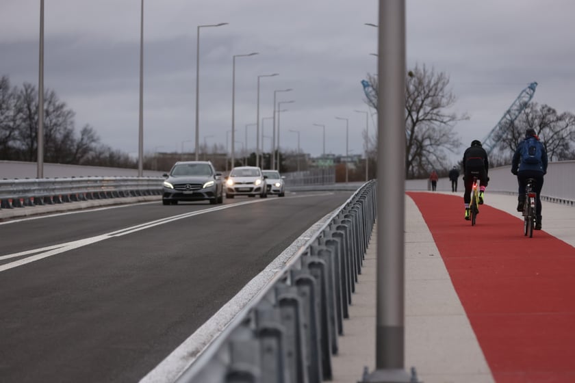 Samochody, rowerzyści i piesi na AWW - pierwszy dzień po otwarciu Alei Wielkiej Wyspy