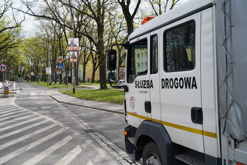 I etap prac na ul. Olszewskiego - układanie asfaltu na odcinku od skrzyżowania ze Spółdzielczą i Orłowskiego do krzyżówki z Gersona i Wojtkiewicza.