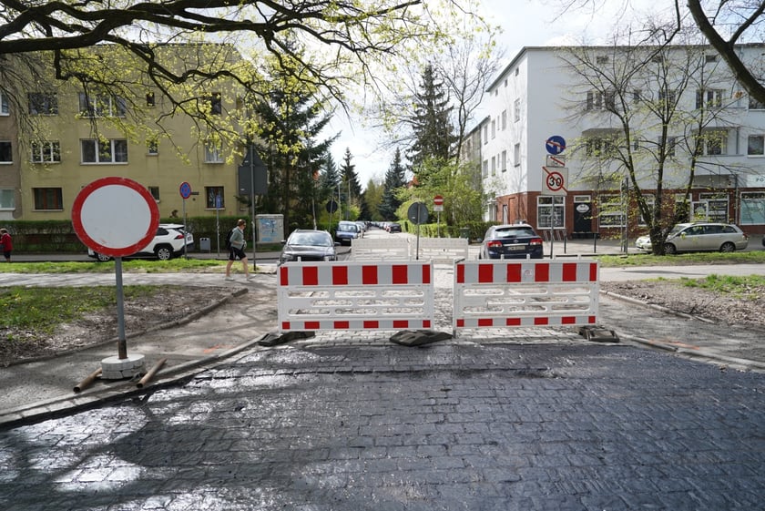 I etap prac na ul. Olszewskiego - układanie asfaltu na odcinku od skrzyżowania ze Spółdzielczą i Orłowskiego do krzyżówki z Gersona i Wojtkiewicza.